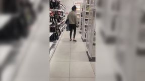 Supermarket cutie gives amateur blowjob in store locker room