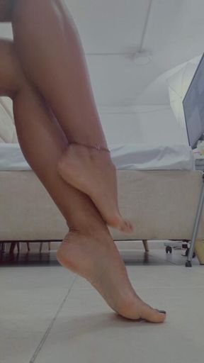 Do you want to suck my beautiful feet?😏