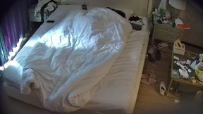 公寓酒店 捲毛眼鏡又帶女友來開房了 現在才發現他女朋友的腿好白好長啊 應該扛起來操才爽 可他不會1