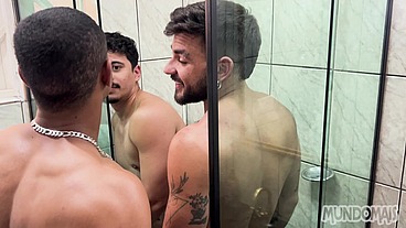 Fetiche de homens tomando banho peladão (parte 17)
