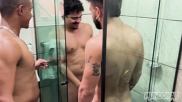 Fetiche de homens tomando banho peladão (parte 17)
