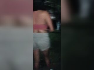 Cumpliendo apuesta afuera de la fiesta