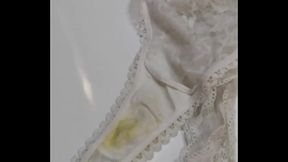 sborra per le mutandine usate di mia moglie.