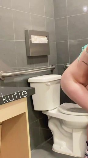 This desperate pee made me super horny!