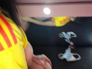 Voy a ver el partido y Encuentro a mi novia follando con otra chica y termino llenándola de semen