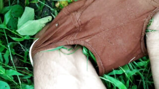 Những anh chàng nghiệp dư người Ấn Độ thủ dâm với dương vật to chưa cắt bao quy đầu rồi quan hệ tình dục qua đường hậu môn và xuất tinh vào bên trong.