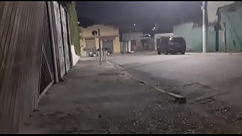 Gostosa coloca o lixo na rua só_ de calcinha, coletor de lixo viu tudo