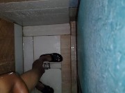 Soldado colombiano aprovecha la ducha del batallón para rasurarse y masrurbarse, que rica verga