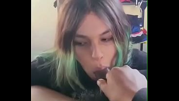 Le contesta a su novio mientras me la mama