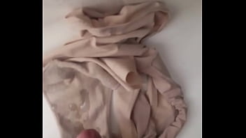 corrida de un amigo en las bragas de la suegra