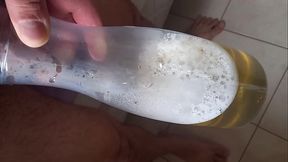 Mijando na garrafa