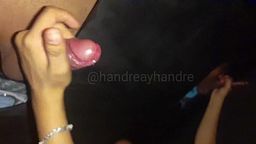 Mi novia se la chupa a desconocidos en el gloryhole hasta que se vienen en su boca