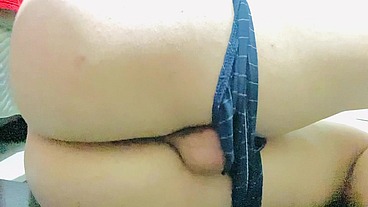 Afeminado trans treina sozinho no quarto e fica com vontade de mostrar o cuzinho