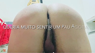 Afeminado trans treina sozinho no quarto e fica com vontade de mostrar o cuzinho