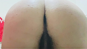 Afeminado trans treina sozinho no quarto e fica com vontade de mostrar o cuzinho