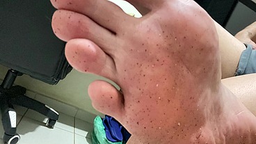 Afeminado trans treina sozinho no quarto e fica com vontade de mostrar o cuzinho