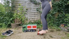 Sneaker-Girl Lucy - Big Toy Truck Crush