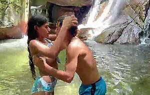 Chica latina desconocida es follada en el bosque mientras se encuentra perdida