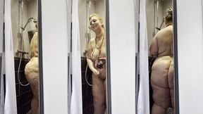 je prend ma douche la porte ouverte pendant que mon colloc fait le menage cela ...