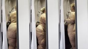 je prend ma douche la porte ouverte pendant que mon colloc fait le menage cela ...