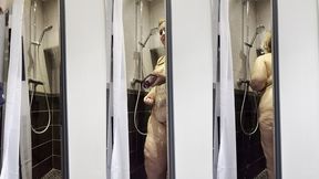 je prend ma douche la porte ouverte pendant que mon colloc fait le menage cela ...