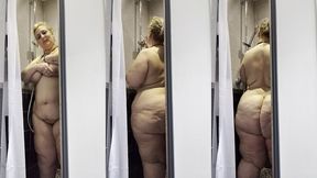 je prend ma douche la porte ouverte pendant que mon colloc fait le menage cela ...