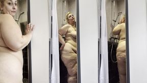 je prend ma douche la porte ouverte pendant que mon colloc fait le menage cela ...