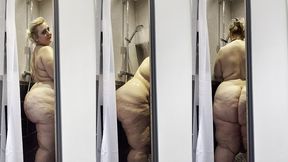 je prend ma douche la porte ouverte pendant que mon colloc fait le menage cela ...