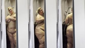 je prend ma douche la porte ouverte pendant que mon colloc fait le menage cela ...