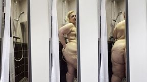 je prend ma douche la porte ouverte pendant que mon colloc fait le menage cela ...