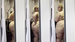 je prend ma douche la porte ouverte pendant que mon colloc fait le menage cela ...