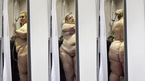 je prend ma douche la porte ouverte pendant que mon colloc fait le menage cela ...