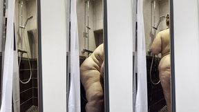 je prend ma douche la porte ouverte pendant que mon colloc fait le menage cela ...