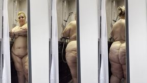 je prend ma douche la porte ouverte pendant que mon colloc fait le menage cela ...