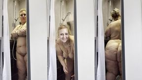 je prend ma douche la porte ouverte pendant que mon colloc fait le menage cela ...