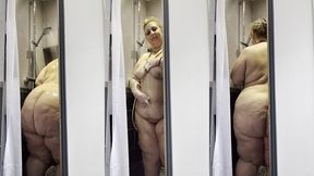 je prend ma douche la porte ouverte pendant que mon colloc fait le menage cela ...