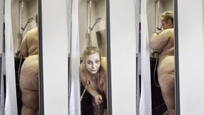 je prend ma douche la porte ouverte pendant que mon colloc fait le menage cela ...