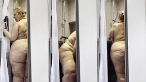 je prend ma douche la porte ouverte pendant que mon colloc fait le menage cela ...