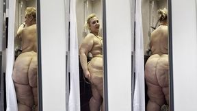 je prend ma douche la porte ouverte pendant que mon colloc fait le menage cela ...