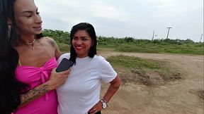 Aventura trans ao ar livre! Bonequinha do Bananas Brazil transa no mato e fode casal na praia
