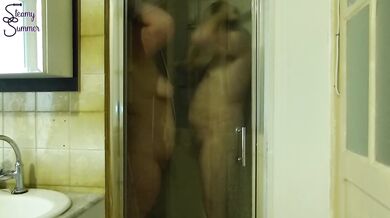 Showering couple starts to fuck while soaping