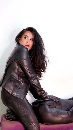 Facesitting and Throttle in Leather