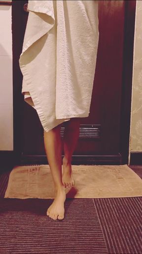Naked model loses her towel on catwalk