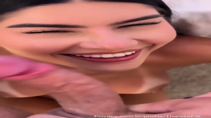 Morena gostosa fit mamando e dando a raba empinada e levando gozada na cara