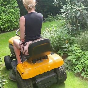 You Must See This! Mowing the Lawn While Sucking Dick with Sluttyshanna