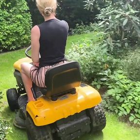 You Must See This! Mowing the Lawn While Sucking Dick with Sluttyshanna