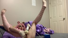 step daughter fills her pussy with my latex gloves and cums all over them using her hitachi