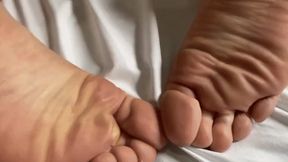 GIANT FEET POSING CUMSHOT-FULL HD