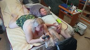 The Game of the Console Ended with a Blowjob From the Stepmom with Swallowing Sperm