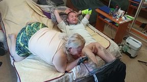 The Game of the Console Ended with a Blowjob From the Stepmom with Swallowing Sperm